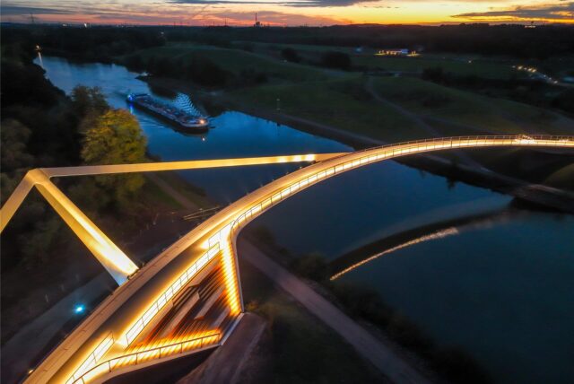 Der Sprung über die Emscher am Wasserkreuz Emscher aus der Luft: Viele Menschen haben das architektonische Highlight schon fotografiert. Wir suchen die schönsten Bilder.