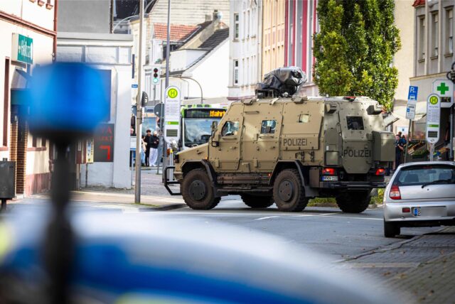 Ein Panzerwagen des Typs Survivor von der Polizei im Einsatz auf dem Werner Hellweg in Bochum.