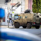 Ein Panzerwagen des Typs Survivor von der Polizei im Einsatz auf dem Werner Hellweg in Bochum.