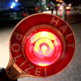 Eine rote Polizeikelle