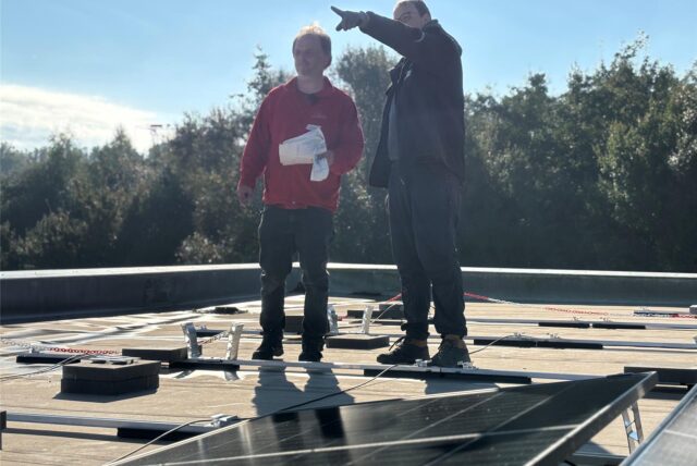 Auf dem Dach der WeWoLe-Werkstatt im Erin-Park wird eine Photovoltaikanlage gebaut. Die Genossenschaft Gemeinschaftsenergie baut sie auf.