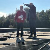 Auf dem Dach der WeWoLe-Werkstatt im Erin-Park wird eine Photovoltaikanlage gebaut. Die Genossenschaft Gemeinschaftsenergie baut sie auf.
