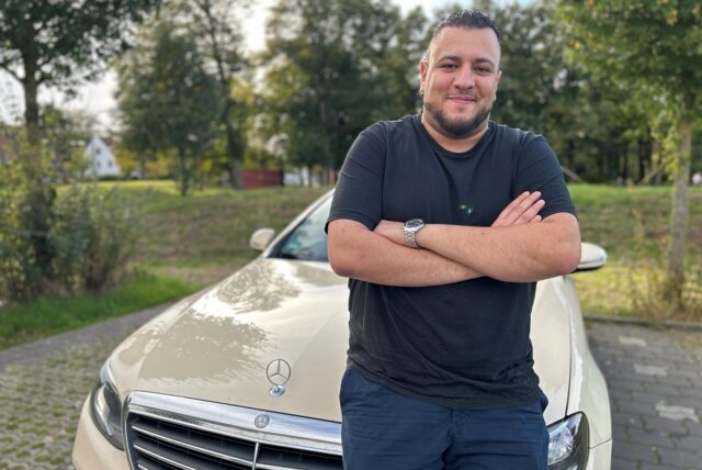 Salah Elaidi steht vor einem Taxi in Dorsten.