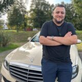 Salah Elaidi steht vor einem Taxi in Dorsten.