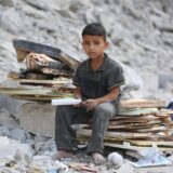 Ein Junge sitzt zwischen den Trümmern eines bei einem israelischen Luftangriff zerstörten Gebäudes im Flüchtlingslager Nuseirat im Zentrum des Gazastreifens.