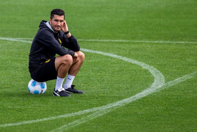 Nuri Sahin sitzt auf einem Ball.