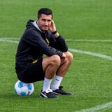 Nuri Sahin sitzt auf einem Ball.