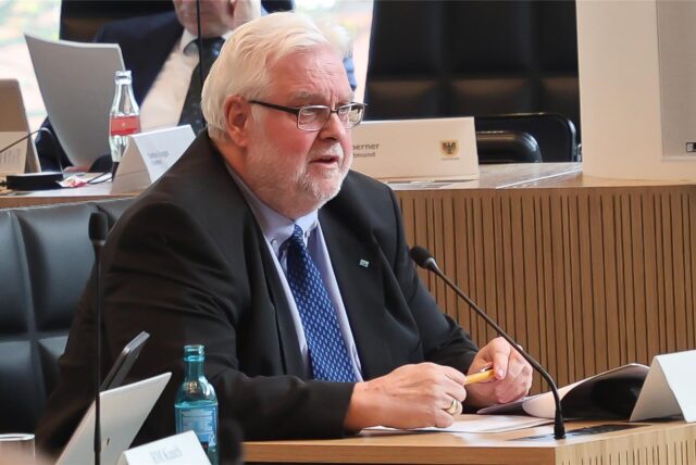 Heiner Garbe, Fraktionsvorsitzender der AfD im Stadtrat in Dortmund, bei einer Sitzung im neuen Ratssaal.