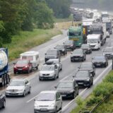 Autos stauen sich auf der A3 am Kreuz Kaiserberg.