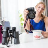Eine Frau fotografiert eine Kaffeetasse.