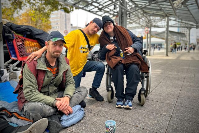 Patrick, Chang und Motzy (v.l.) leben am Dortmunder Hauptbahnhof. Die Obdachlosen berichten von zunehmender Gewalt in der Szene.
