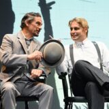 Ein letztes Gespräch zwischen Inspector Ganimard (Guido Thurk) und Arsène Lupin (Jan-Hendrik Kroll)