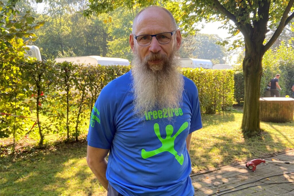 Georg Mackiewicz sammelt Müll beim Kanufahren in Dorsten.