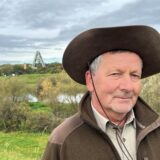 Ranger mit großem Hut, im Hintergrund der ehemalige Schacht AV 8