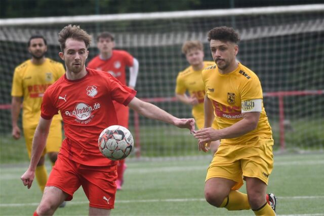 Ein Spieler versucht den Ball zu kontrollieren.