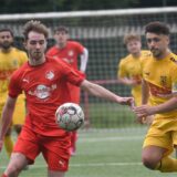 Ein Spieler versucht den Ball zu kontrollieren.