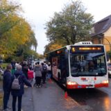 Ein Bus wartet auf die Schüler und Schülerinnen an der Gilden-Europa-Schule in Huckarde, um sie zum Bert-Brecht-Gymnasium in Kirchlinde zu bringen.