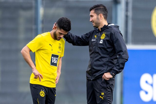 Nuri Sahin tätschelt Yan Couto den Kopf.