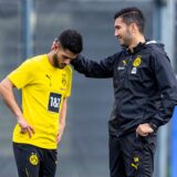 Nuri Sahin tätschelt Yan Couto den Kopf.