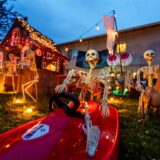 Gruselig geschmückter Vorgarten