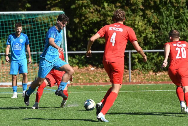 Ein Spieler dribbelt am Gegenspieler vorbei.