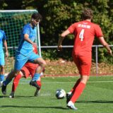 Ein Spieler dribbelt am Gegenspieler vorbei.