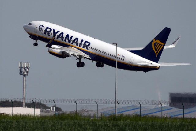 Eine startende Maschine von Ryanair