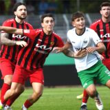 Tomislav Simic (rotes Trikot, links) könnte zum TuS Ennepetal wechseln, Leon Bachmann (daneben) verlässt die Spvgg. Erkenschwick in jedem Fall in Richtung SpVg Schonnebeck (Essen).