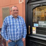 Klaus Junkert, Optiker aus Recklinghausen, steht vor seinem Geschäft in der Innenstadt.