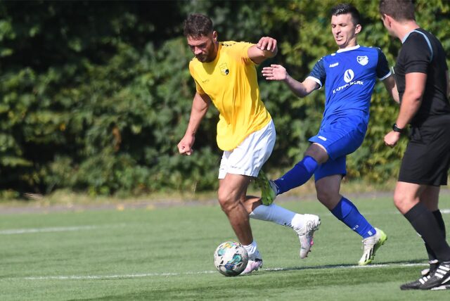Ein Spieler führt den Ball.