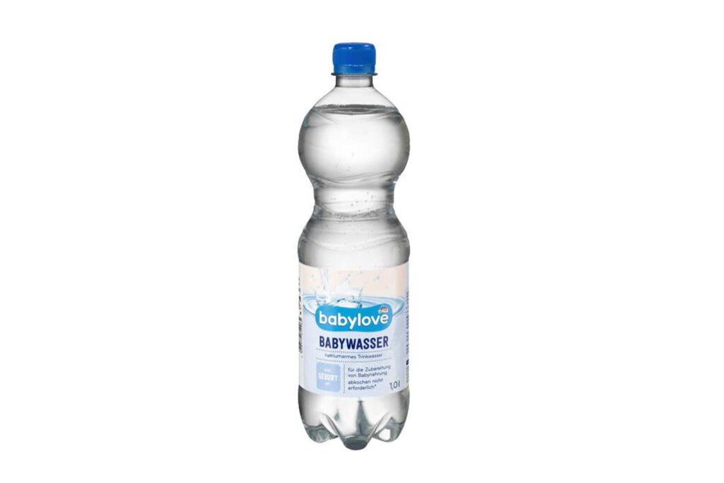Eine Flasche des Babywassers von dm, für das es eine Rückrufaktion gibt. Eine Flasche des Babywassers von dm, für das es eine Rückrufaktion gibt.