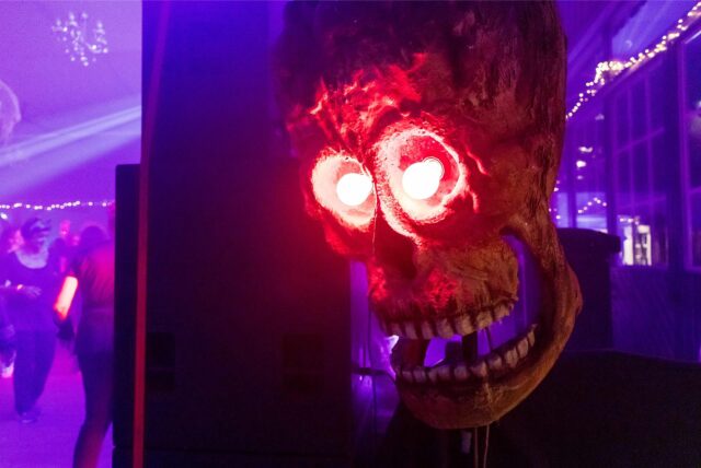 Ein Totenkopf als Dekoration bei einer Halloween-Party in Herten.