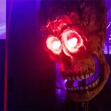 Ein Totenkopf als Dekoration bei einer Halloween-Party in Herten.