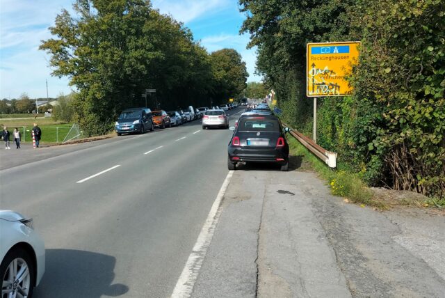Parkende Autos am Straßenrand der Wartburgstraße
