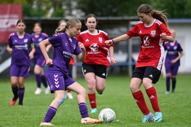 Fiona Ehm (l.) und die U17-Mädchen des SV Titania Erkenschwick haben in Flaesheim den Einzug ins Pokalendspiel verpasst.