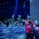 Kinder in der Sonderschau „Wunderwelt Ozean“ von Phoenix des Lumières in Dortmund