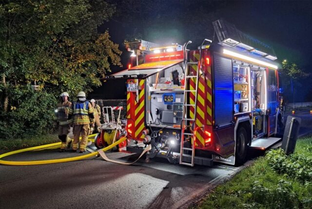 Ein Löschfahrzeug der Feuerwehr steht geöffnet auf einer Straße in Recklinghausen. Feuerwehrleute in Montur sind ebenfalls zu sehen.