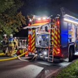 Ein Löschfahrzeug der Feuerwehr steht geöffnet auf einer Straße in Recklinghausen. Feuerwehrleute in Montur sind ebenfalls zu sehen.
