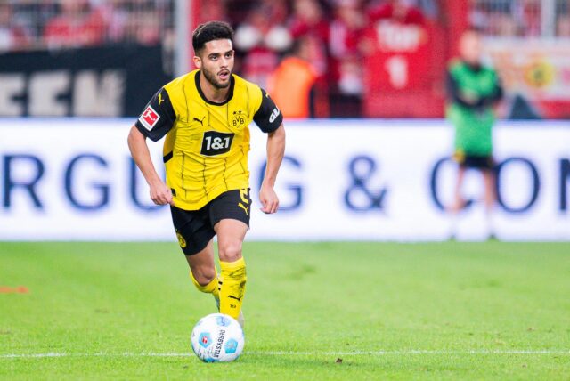 Yan Couto von Borussia Dortmund läuft mit dem Ball.