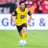 Yan Couto von Borussia Dortmund läuft mit dem Ball.