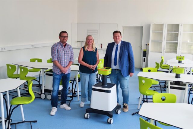 Markus Gladhofer (Fachbereich Schule und Sport, v.l.), Dagmar Perret (Schulleiterin der Joseph-Hennewig-Hauptschule) und Bürgermeister Andreas Stegemann