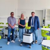 Markus Gladhofer (Fachbereich Schule und Sport, v.l.), Dagmar Perret (Schulleiterin der Joseph-Hennewig-Hauptschule) und Bürgermeister Andreas Stegemann
