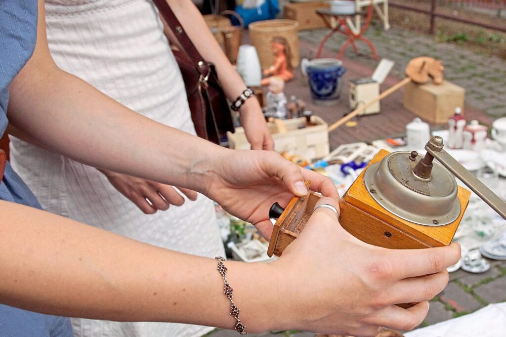Zwei Frauen begutachten eine Kaffeemühle auf einem Flohmarkt in NRW. Zwei Frauen begutachten eine Kaffeemühle auf einem Flohmarkt in NRW.