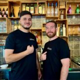 Inhaber Mahir Kadah (links) und Betriebsleiter Samir Darraz freuen sich auf neue Gäste im Bunz Burger im Dortmunder Kreuzviertel.