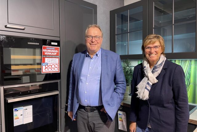 Michael Reuper und Cornelia Cuylen stehen in einer Ausstellungsküche ihres Küchenstudios in Dortmund-Oespel.