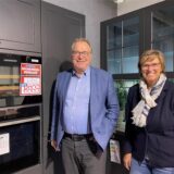 Michael Reuper und Cornelia Cuylen stehen in einer Ausstellungsküche ihres Küchenstudios in Dortmund-Oespel.
