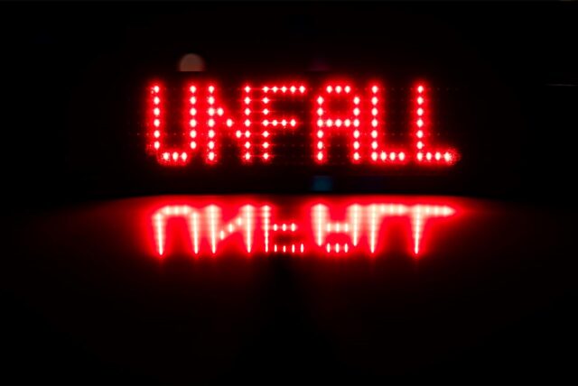 In Rot ist das Wort Unfall auf einer LED-Anzeige zu lesen. (Symbolbild)