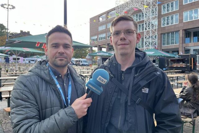 Organisator Maurice Lawnik (r.) spricht mit unserem Reporter über das Food-Festival auf dem Dortmunder Friedensplatz.