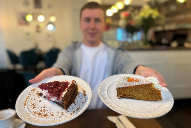 RN-Redakteur Johannes Staab freut sich auf den Nachtisch: Himbeer-Schmand-Torte und Möhrenkuchen im Café Fleur in Dortmund-Hörde.