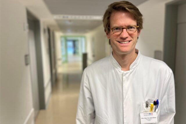 PD Dr. Arnd Giese steht in einem Krankenhausflur in Herten